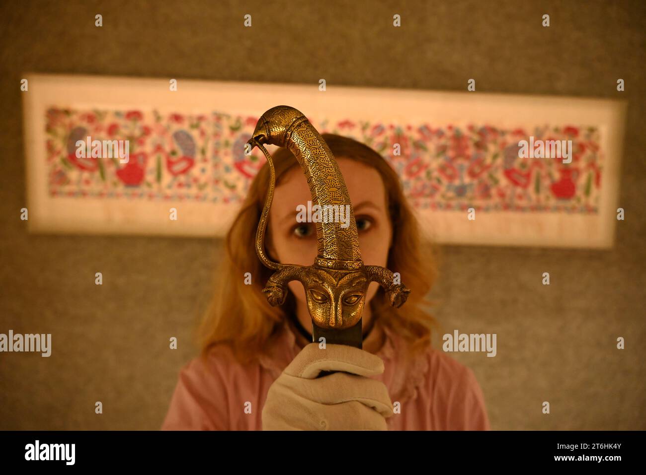 Il punto forte è una magnifica e rarissima mappa mondiale incentrata sulla Mecca islamica, un capolavoro della Persia safavide, che sarà protagonista della vendita di arte islamica e indiana il 14 novembre a Bonhams New Bond Street. La mappa, precedentemente esposta al Museo d'Arte di Harvard, e risalente all'ultimo quarto del XVII secolo, è la più bella e completa mappa del mondo incentrata sulla Mecca di soli tre esempi sopravvissuti (gli altri due sono stati scoperti nel 1989 e nel 1995) ed è il più importante strumento scientifico islamico mai offerto all'asta, con una stima di £ 1.500.000-2.000.000... Foto Stock