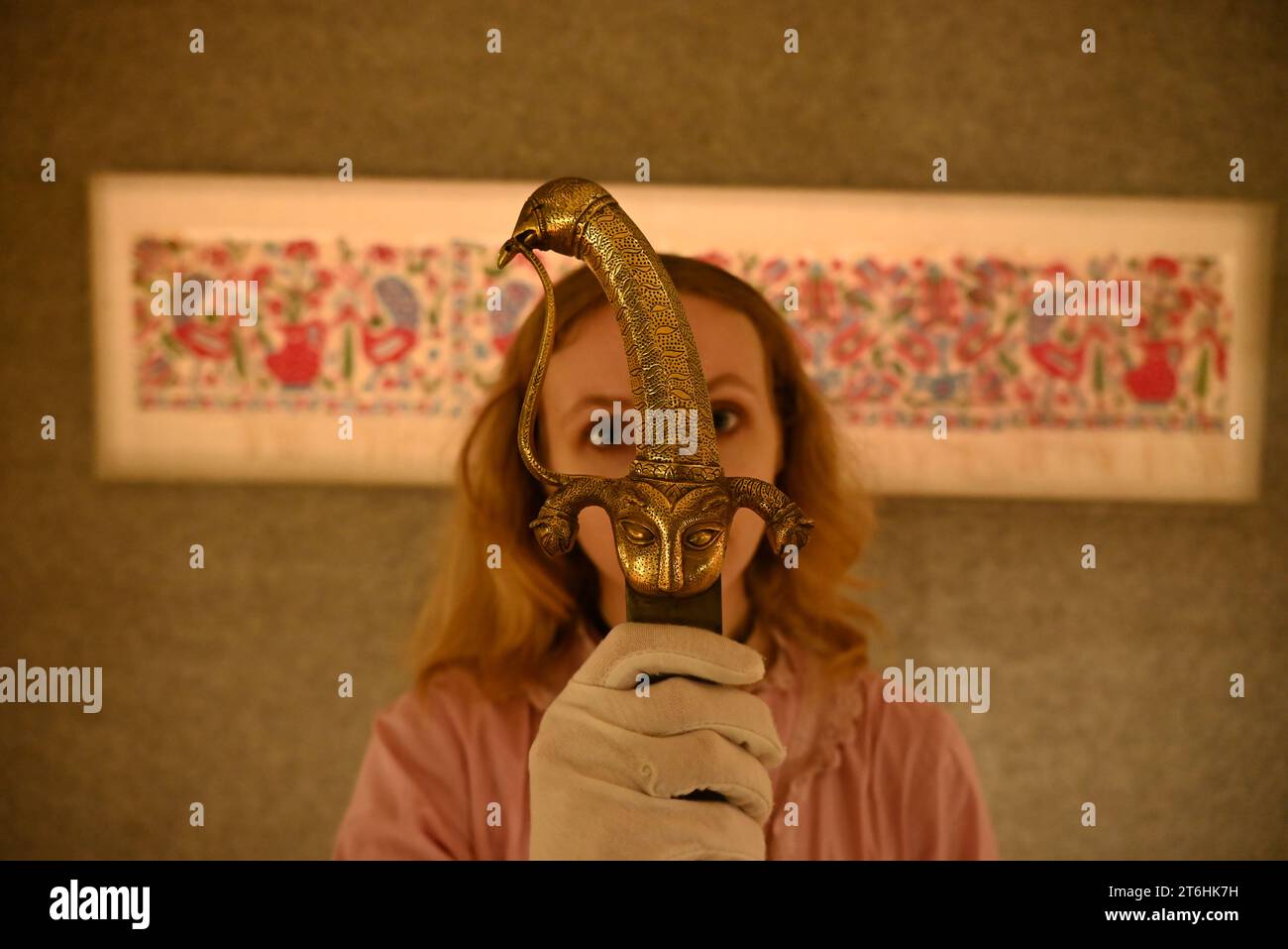 Il punto forte è una magnifica e rarissima mappa mondiale incentrata sulla Mecca islamica, un capolavoro della Persia safavide, che sarà protagonista della vendita di arte islamica e indiana il 14 novembre a Bonhams New Bond Street. La mappa, precedentemente esposta al Museo d'Arte di Harvard, e risalente all'ultimo quarto del XVII secolo, è la più bella e completa mappa del mondo incentrata sulla Mecca di soli tre esempi sopravvissuti (gli altri due sono stati scoperti nel 1989 e nel 1995) ed è il più importante strumento scientifico islamico mai offerto all'asta, con una stima di £ 1.500.000-2.000.000... Foto Stock