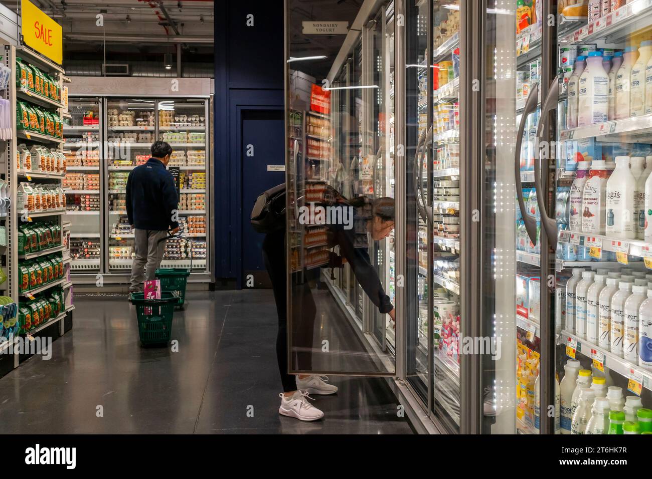 Shopping in un supermercato Whole Foods Market a New York giovedì 9 novembre 2023. (© Richard B. Levine) Foto Stock