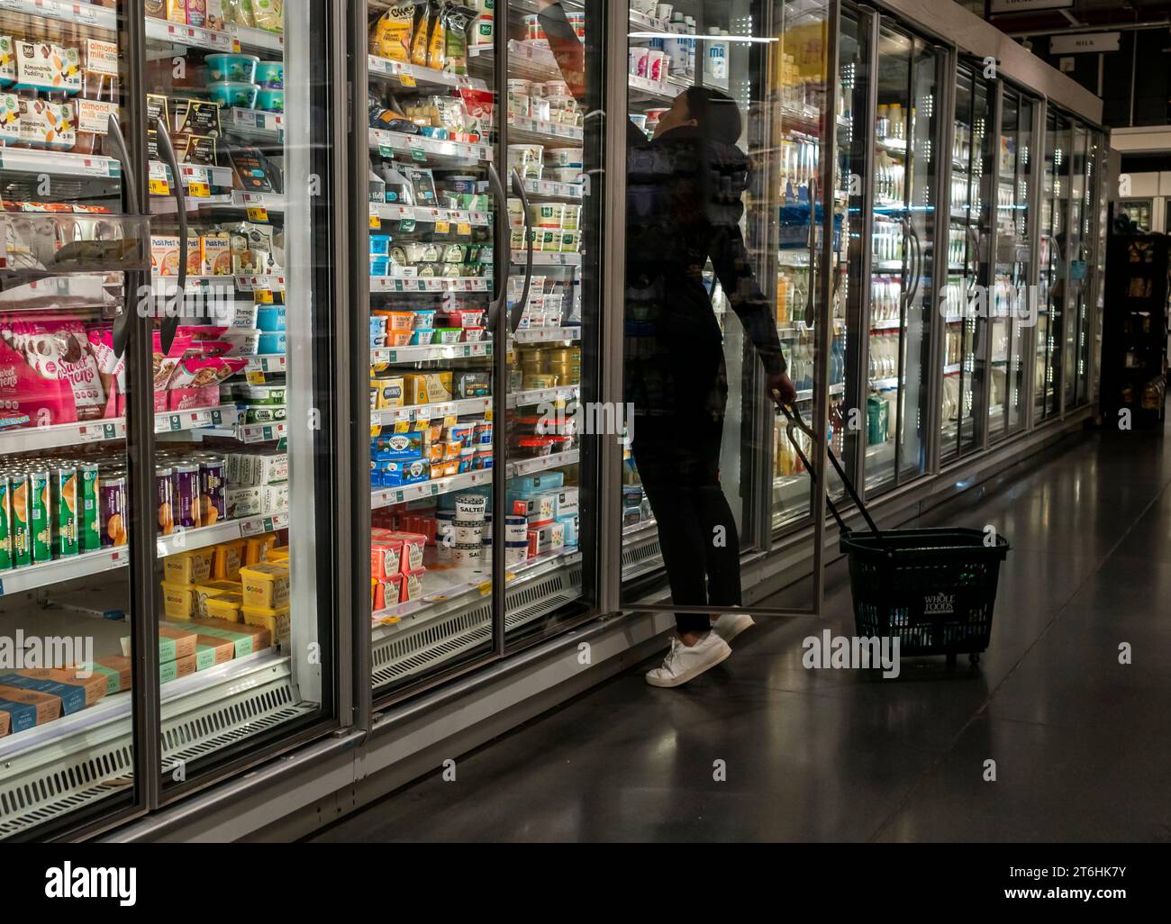 Shopping in un supermercato Whole Foods Market a New York giovedì 9 novembre 2023. (© Richard B. Levine) Foto Stock