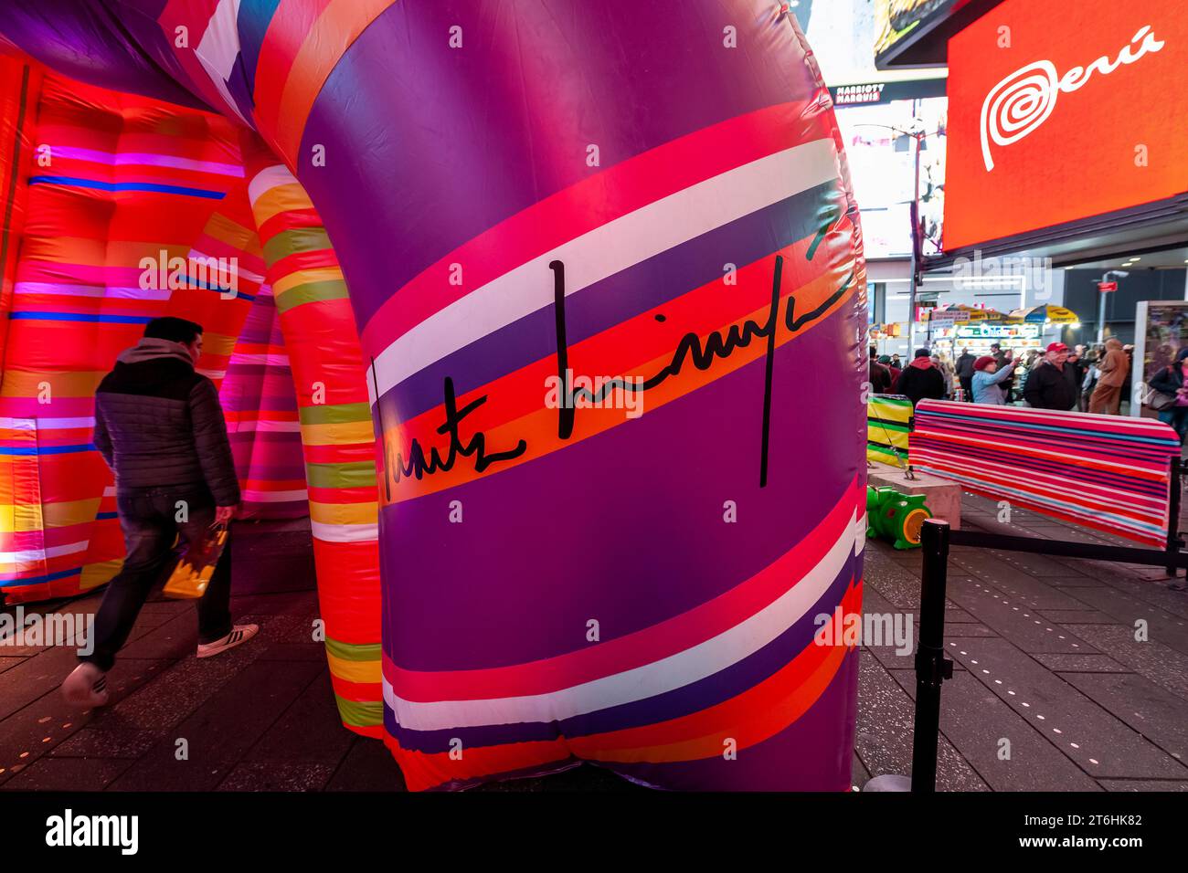 I turisti affollano "Sculpture of Dreams", dell'artista concettuale Marta Minujin a Times Square a New York mercoledì 8 novembre 2023. Presentato da Times Square Arts con il Museo Ebraico, il gonfiabile di 16 pezzi è nelle parole di Minujin, una "anti-scultura" ed è in concomitanza con una mostra del suo lavoro al Museo Ebraico. La grafica del fumetto sarà in mostra fino al 21 novembre. (© Richard B. Levine) Foto Stock