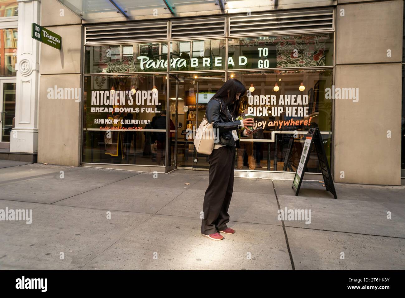 Inaugurazione di un negozio Panera Bread To-Go a Chelsea, New York, mercoledì 8 novembre 2023. JAB Holdings, proprietaria di Panera Brands, sta pianificando un'IPO per lo spin-off di Panera Brands. (© Richard B. Levine) Foto Stock