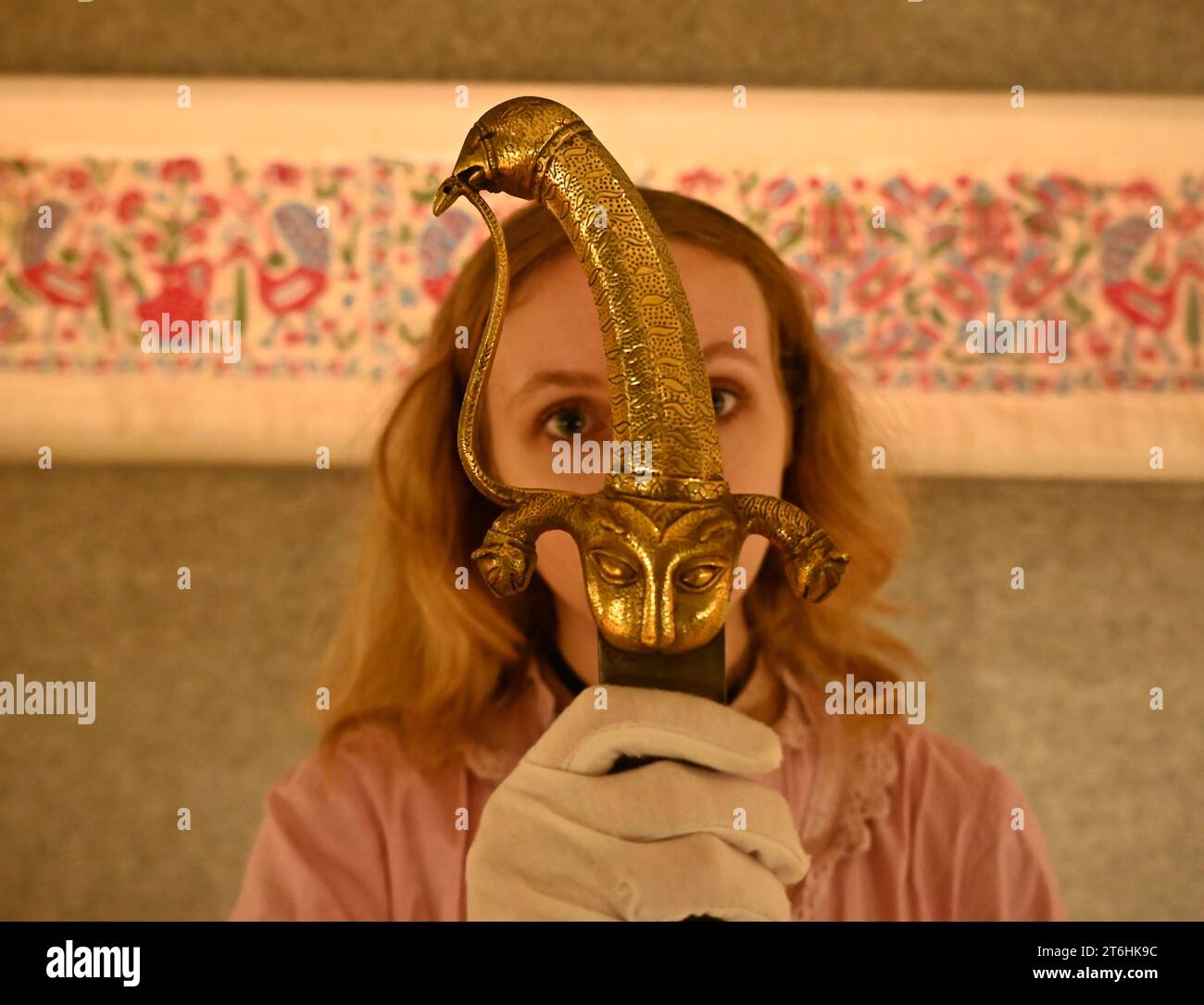 Il punto forte è una magnifica e rarissima mappa mondiale incentrata sulla Mecca islamica, un capolavoro della Persia safavide, che sarà protagonista della vendita di arte islamica e indiana il 14 novembre a Bonhams New Bond Street. La mappa, precedentemente esposta al Museo d'Arte di Harvard, e risalente all'ultimo quarto del XVII secolo, è la più bella e completa mappa del mondo incentrata sulla Mecca di soli tre esempi sopravvissuti (gli altri due sono stati scoperti nel 1989 e nel 1995) ed è il più importante strumento scientifico islamico mai offerto all'asta, con una stima di £ 1.500.000-2.000.000... Foto Stock