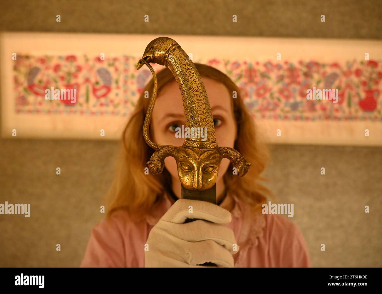 Il punto forte è una magnifica e rarissima mappa mondiale incentrata sulla Mecca islamica, un capolavoro della Persia safavide, che sarà protagonista della vendita di arte islamica e indiana il 14 novembre a Bonhams New Bond Street. La mappa, precedentemente esposta al Museo d'Arte di Harvard, e risalente all'ultimo quarto del XVII secolo, è la più bella e completa mappa del mondo incentrata sulla Mecca di soli tre esempi sopravvissuti (gli altri due sono stati scoperti nel 1989 e nel 1995) ed è il più importante strumento scientifico islamico mai offerto all'asta, con una stima di £ 1.500.000-2.000.000... Foto Stock