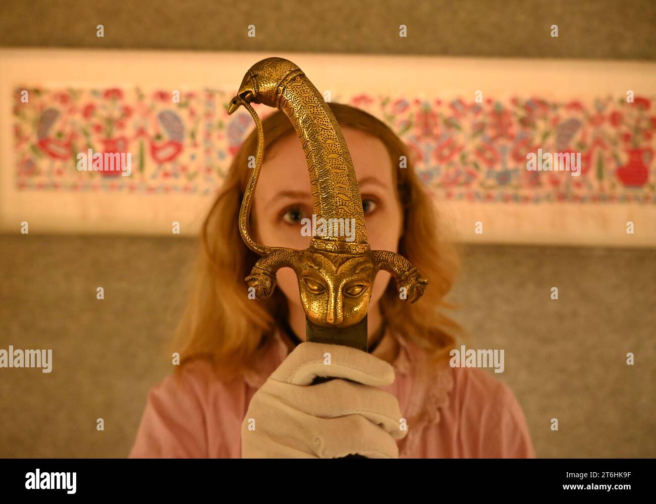 Il punto forte è una magnifica e rarissima mappa mondiale incentrata sulla Mecca islamica, un capolavoro della Persia safavide, che sarà protagonista della vendita di arte islamica e indiana il 14 novembre a Bonhams New Bond Street. La mappa, precedentemente esposta al Museo d'Arte di Harvard, e risalente all'ultimo quarto del XVII secolo, è la più bella e completa mappa del mondo incentrata sulla Mecca di soli tre esempi sopravvissuti (gli altri due sono stati scoperti nel 1989 e nel 1995) ed è il più importante strumento scientifico islamico mai offerto all'asta, con una stima di £ 1.500.000-2.000.000... Foto Stock