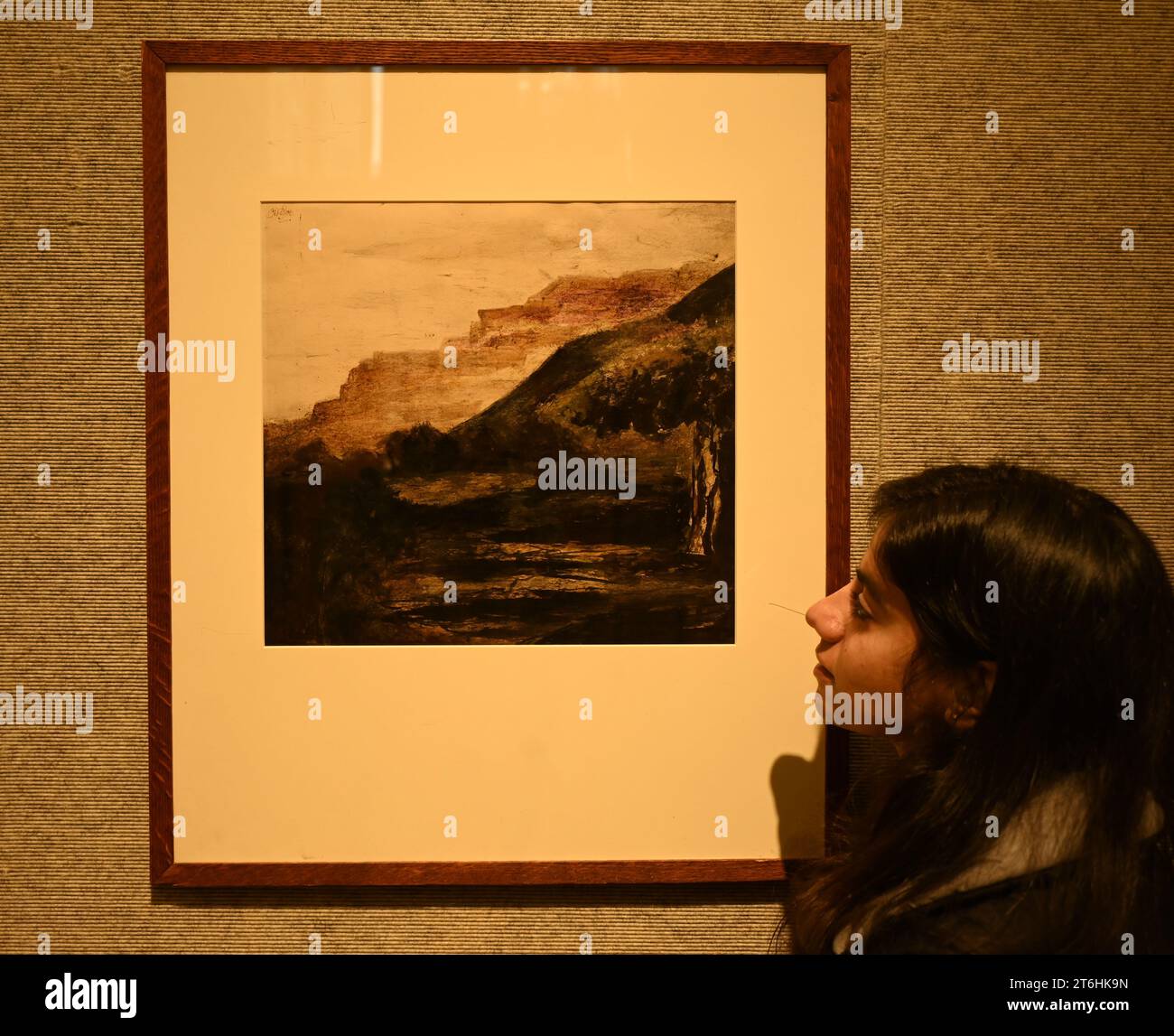 Il punto forte è una magnifica e rarissima mappa mondiale incentrata sulla Mecca islamica, un capolavoro della Persia safavide, che sarà protagonista della vendita di arte islamica e indiana il 14 novembre a Bonhams New Bond Street. La mappa, precedentemente esposta al Museo d'Arte di Harvard, e risalente all'ultimo quarto del XVII secolo, è la più bella e completa mappa del mondo incentrata sulla Mecca di soli tre esempi sopravvissuti (gli altri due sono stati scoperti nel 1989 e nel 1995) ed è il più importante strumento scientifico islamico mai offerto all'asta, con una stima di £ 1.500.000-2.000.000... Foto Stock