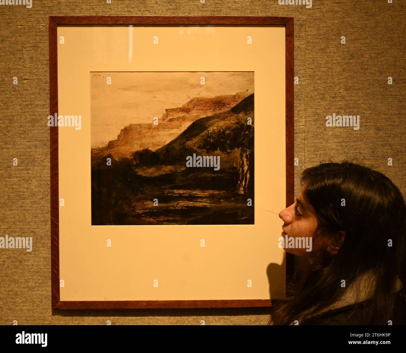 Il punto forte è una magnifica e rarissima mappa mondiale incentrata sulla Mecca islamica, un capolavoro della Persia safavide, che sarà protagonista della vendita di arte islamica e indiana il 14 novembre a Bonhams New Bond Street. La mappa, precedentemente esposta al Museo d'Arte di Harvard, e risalente all'ultimo quarto del XVII secolo, è la più bella e completa mappa del mondo incentrata sulla Mecca di soli tre esempi sopravvissuti (gli altri due sono stati scoperti nel 1989 e nel 1995) ed è il più importante strumento scientifico islamico mai offerto all'asta, con una stima di £ 1.500.000-2.000.000... Foto Stock