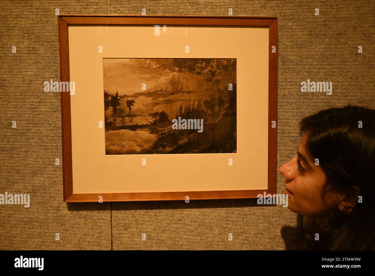 Il punto forte è una magnifica e rarissima mappa mondiale incentrata sulla Mecca islamica, un capolavoro della Persia safavide, che sarà protagonista della vendita di arte islamica e indiana il 14 novembre a Bonhams New Bond Street. La mappa, precedentemente esposta al Museo d'Arte di Harvard, e risalente all'ultimo quarto del XVII secolo, è la più bella e completa mappa del mondo incentrata sulla Mecca di soli tre esempi sopravvissuti (gli altri due sono stati scoperti nel 1989 e nel 1995) ed è il più importante strumento scientifico islamico mai offerto all'asta, con una stima di £ 1.500.000-2.000.000... Foto Stock