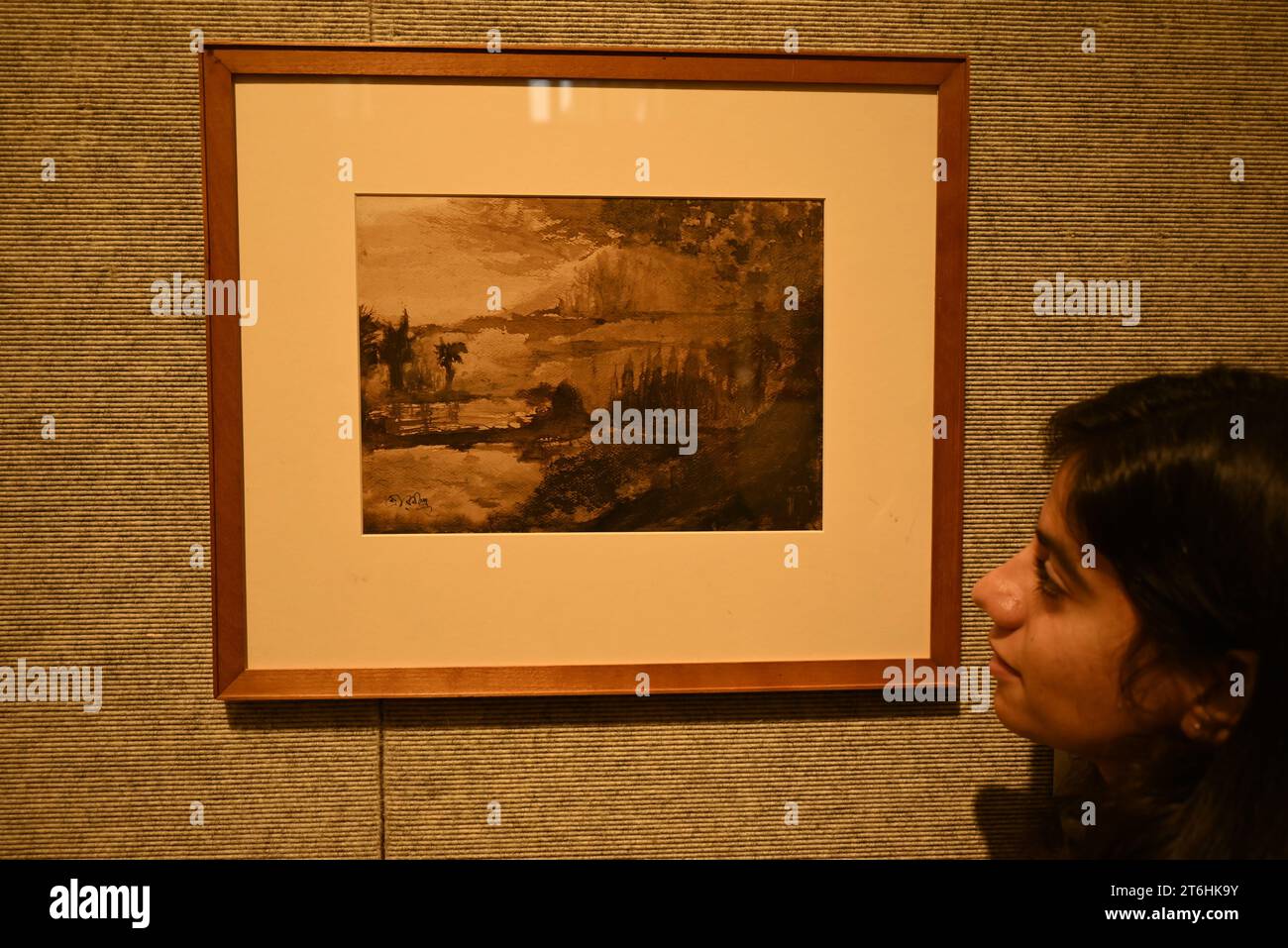 Il punto forte è una magnifica e rarissima mappa mondiale incentrata sulla Mecca islamica, un capolavoro della Persia safavide, che sarà protagonista della vendita di arte islamica e indiana il 14 novembre a Bonhams New Bond Street. La mappa, precedentemente esposta al Museo d'Arte di Harvard, e risalente all'ultimo quarto del XVII secolo, è la più bella e completa mappa del mondo incentrata sulla Mecca di soli tre esempi sopravvissuti (gli altri due sono stati scoperti nel 1989 e nel 1995) ed è il più importante strumento scientifico islamico mai offerto all'asta, con una stima di £ 1.500.000-2.000.000... Foto Stock