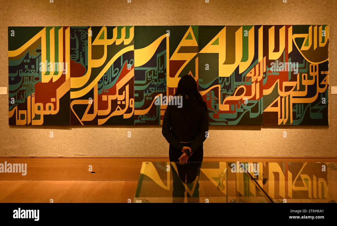 Il punto forte è una magnifica e rarissima mappa mondiale incentrata sulla Mecca islamica, un capolavoro della Persia safavide, che sarà protagonista della vendita di arte islamica e indiana il 14 novembre a Bonhams New Bond Street. La mappa, precedentemente esposta al Museo d'Arte di Harvard, e risalente all'ultimo quarto del XVII secolo, è la più bella e completa mappa del mondo incentrata sulla Mecca di soli tre esempi sopravvissuti (gli altri due sono stati scoperti nel 1989 e nel 1995) ed è il più importante strumento scientifico islamico mai offerto all'asta, con una stima di £ 1.500.000-2.000.000... Foto Stock