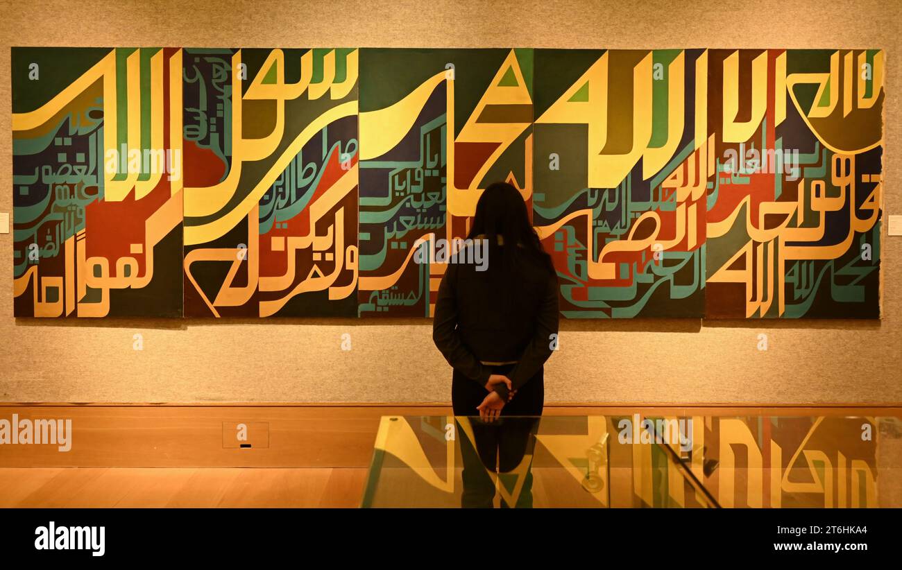 Il punto forte è una magnifica e rarissima mappa mondiale incentrata sulla Mecca islamica, un capolavoro della Persia safavide, che sarà protagonista della vendita di arte islamica e indiana il 14 novembre a Bonhams New Bond Street. La mappa, precedentemente esposta al Museo d'Arte di Harvard, e risalente all'ultimo quarto del XVII secolo, è la più bella e completa mappa del mondo incentrata sulla Mecca di soli tre esempi sopravvissuti (gli altri due sono stati scoperti nel 1989 e nel 1995) ed è il più importante strumento scientifico islamico mai offerto all'asta, con una stima di £ 1.500.000-2.000.000... Foto Stock