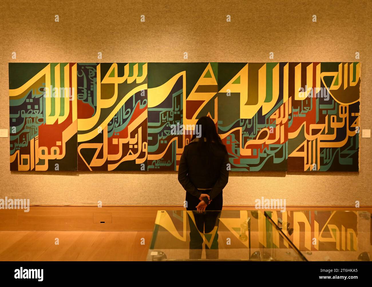 Il punto forte è una magnifica e rarissima mappa mondiale incentrata sulla Mecca islamica, un capolavoro della Persia safavide, che sarà protagonista della vendita di arte islamica e indiana il 14 novembre a Bonhams New Bond Street. La mappa, precedentemente esposta al Museo d'Arte di Harvard, e risalente all'ultimo quarto del XVII secolo, è la più bella e completa mappa del mondo incentrata sulla Mecca di soli tre esempi sopravvissuti (gli altri due sono stati scoperti nel 1989 e nel 1995) ed è il più importante strumento scientifico islamico mai offerto all'asta, con una stima di £ 1.500.000-2.000.000... Foto Stock