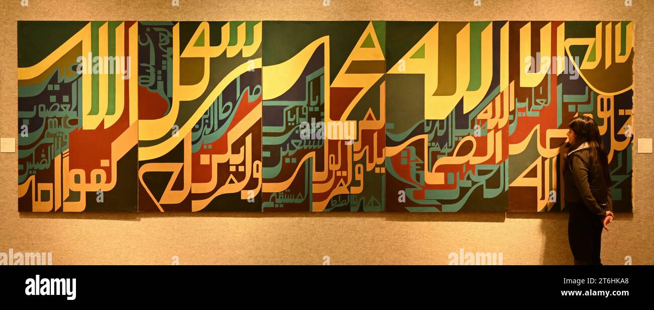 Il punto forte è una magnifica e rarissima mappa mondiale incentrata sulla Mecca islamica, un capolavoro della Persia safavide, che sarà protagonista della vendita di arte islamica e indiana il 14 novembre a Bonhams New Bond Street. La mappa, precedentemente esposta al Museo d'Arte di Harvard, e risalente all'ultimo quarto del XVII secolo, è la più bella e completa mappa del mondo incentrata sulla Mecca di soli tre esempi sopravvissuti (gli altri due sono stati scoperti nel 1989 e nel 1995) ed è il più importante strumento scientifico islamico mai offerto all'asta, con una stima di £ 1.500.000-2.000.000... Foto Stock