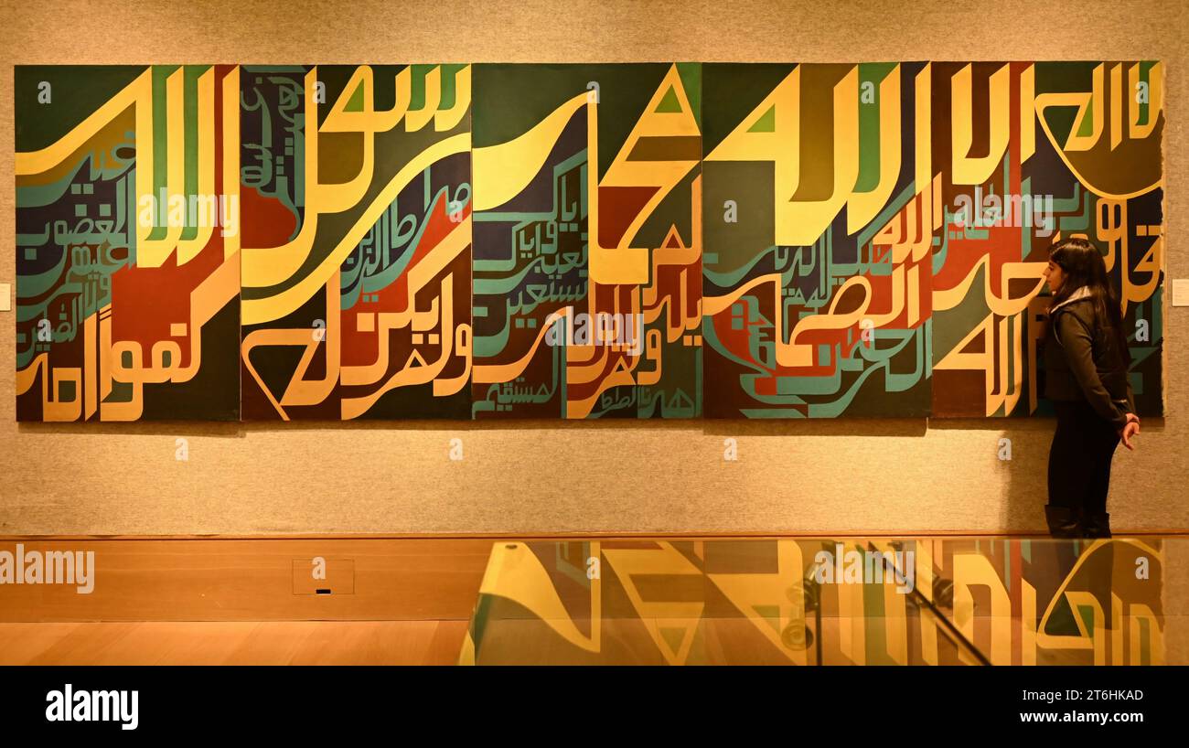 Il punto forte è una magnifica e rarissima mappa mondiale incentrata sulla Mecca islamica, un capolavoro della Persia safavide, che sarà protagonista della vendita di arte islamica e indiana il 14 novembre a Bonhams New Bond Street. La mappa, precedentemente esposta al Museo d'Arte di Harvard, e risalente all'ultimo quarto del XVII secolo, è la più bella e completa mappa del mondo incentrata sulla Mecca di soli tre esempi sopravvissuti (gli altri due sono stati scoperti nel 1989 e nel 1995) ed è il più importante strumento scientifico islamico mai offerto all'asta, con una stima di £ 1.500.000-2.000.000... Foto Stock