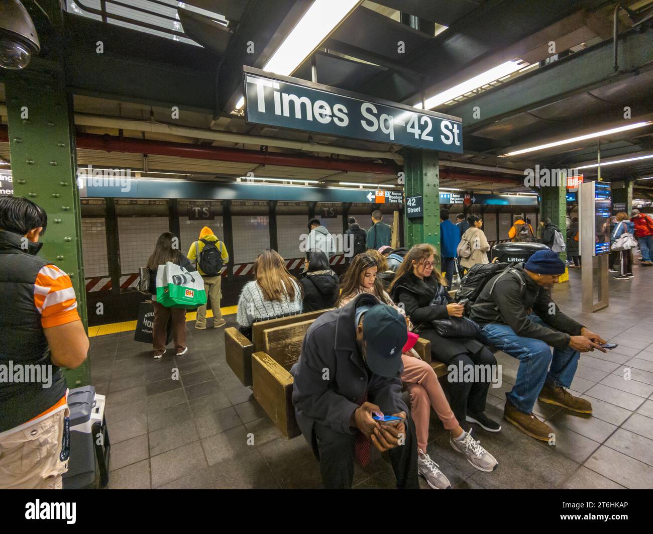 Giovedi' 9 novembre 2023, alla stazione di Times Square nella metropolitana di New York. (© Richard B. Levine) Foto Stock