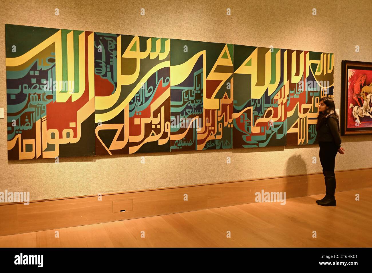 Il punto forte è una magnifica e rarissima mappa mondiale incentrata sulla Mecca islamica, un capolavoro della Persia safavide, che sarà protagonista della vendita di arte islamica e indiana il 14 novembre a Bonhams New Bond Street. La mappa, precedentemente esposta al Museo d'Arte di Harvard, e risalente all'ultimo quarto del XVII secolo, è la più bella e completa mappa del mondo incentrata sulla Mecca di soli tre esempi sopravvissuti (gli altri due sono stati scoperti nel 1989 e nel 1995) ed è il più importante strumento scientifico islamico mai offerto all'asta, con una stima di £ 1.500.000-2.000.000... Foto Stock