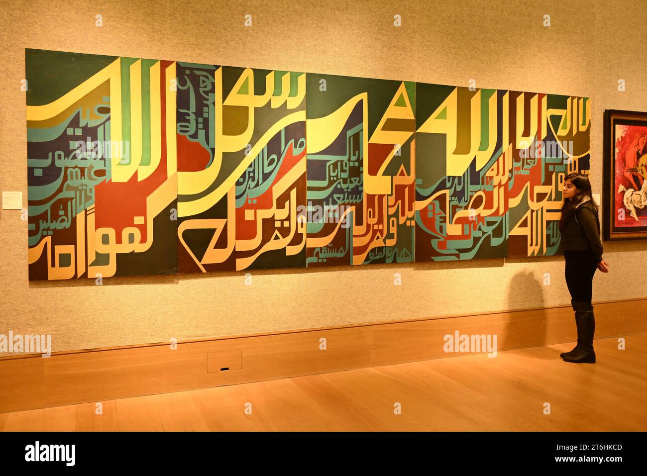 Il punto forte è una magnifica e rarissima mappa mondiale incentrata sulla Mecca islamica, un capolavoro della Persia safavide, che sarà protagonista della vendita di arte islamica e indiana il 14 novembre a Bonhams New Bond Street. La mappa, precedentemente esposta al Museo d'Arte di Harvard, e risalente all'ultimo quarto del XVII secolo, è la più bella e completa mappa del mondo incentrata sulla Mecca di soli tre esempi sopravvissuti (gli altri due sono stati scoperti nel 1989 e nel 1995) ed è il più importante strumento scientifico islamico mai offerto all'asta, con una stima di £ 1.500.000-2.000.000... Foto Stock