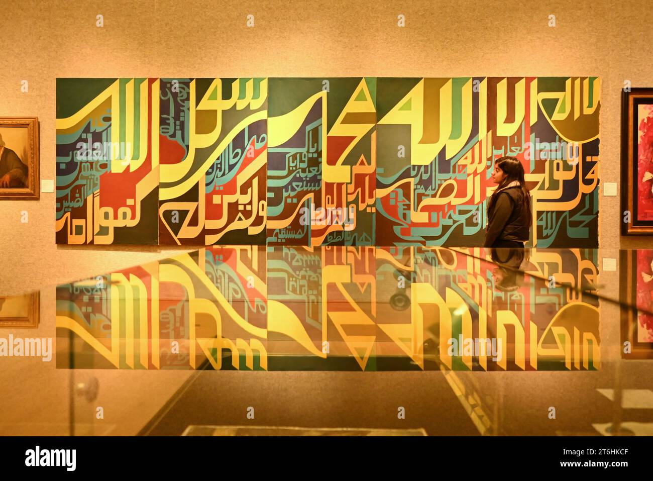 Il punto forte è una magnifica e rarissima mappa mondiale incentrata sulla Mecca islamica, un capolavoro della Persia safavide, che sarà protagonista della vendita di arte islamica e indiana il 14 novembre a Bonhams New Bond Street. La mappa, precedentemente esposta al Museo d'Arte di Harvard, e risalente all'ultimo quarto del XVII secolo, è la più bella e completa mappa del mondo incentrata sulla Mecca di soli tre esempi sopravvissuti (gli altri due sono stati scoperti nel 1989 e nel 1995) ed è il più importante strumento scientifico islamico mai offerto all'asta, con una stima di £ 1.500.000-2.000.000... Foto Stock