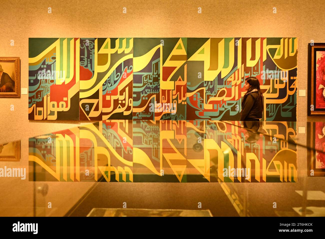 Il punto forte è una magnifica e rarissima mappa mondiale incentrata sulla Mecca islamica, un capolavoro della Persia safavide, che sarà protagonista della vendita di arte islamica e indiana il 14 novembre a Bonhams New Bond Street. La mappa, precedentemente esposta al Museo d'Arte di Harvard, e risalente all'ultimo quarto del XVII secolo, è la più bella e completa mappa del mondo incentrata sulla Mecca di soli tre esempi sopravvissuti (gli altri due sono stati scoperti nel 1989 e nel 1995) ed è il più importante strumento scientifico islamico mai offerto all'asta, con una stima di £ 1.500.000-2.000.000... Foto Stock