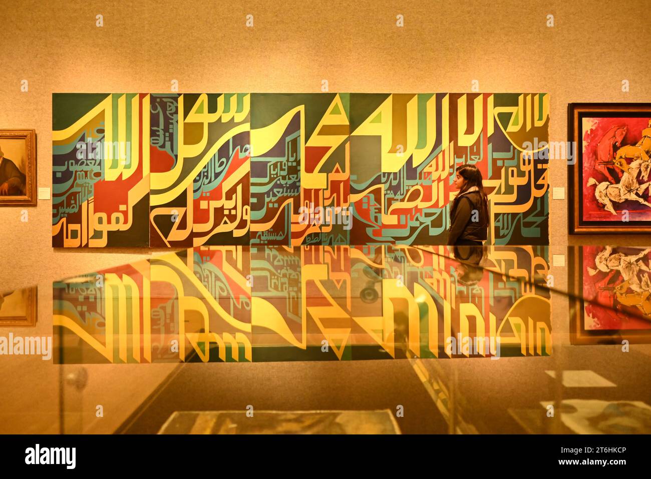 Il punto forte è una magnifica e rarissima mappa mondiale incentrata sulla Mecca islamica, un capolavoro della Persia safavide, che sarà protagonista della vendita di arte islamica e indiana il 14 novembre a Bonhams New Bond Street. La mappa, precedentemente esposta al Museo d'Arte di Harvard, e risalente all'ultimo quarto del XVII secolo, è la più bella e completa mappa del mondo incentrata sulla Mecca di soli tre esempi sopravvissuti (gli altri due sono stati scoperti nel 1989 e nel 1995) ed è il più importante strumento scientifico islamico mai offerto all'asta, con una stima di £ 1.500.000-2.000.000... Foto Stock