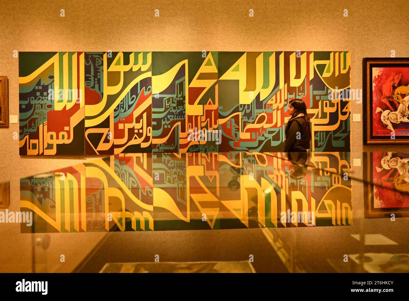 Il punto forte è una magnifica e rarissima mappa mondiale incentrata sulla Mecca islamica, un capolavoro della Persia safavide, che sarà protagonista della vendita di arte islamica e indiana il 14 novembre a Bonhams New Bond Street. La mappa, precedentemente esposta al Museo d'Arte di Harvard, e risalente all'ultimo quarto del XVII secolo, è la più bella e completa mappa del mondo incentrata sulla Mecca di soli tre esempi sopravvissuti (gli altri due sono stati scoperti nel 1989 e nel 1995) ed è il più importante strumento scientifico islamico mai offerto all'asta, con una stima di £ 1.500.000-2.000.000... Foto Stock