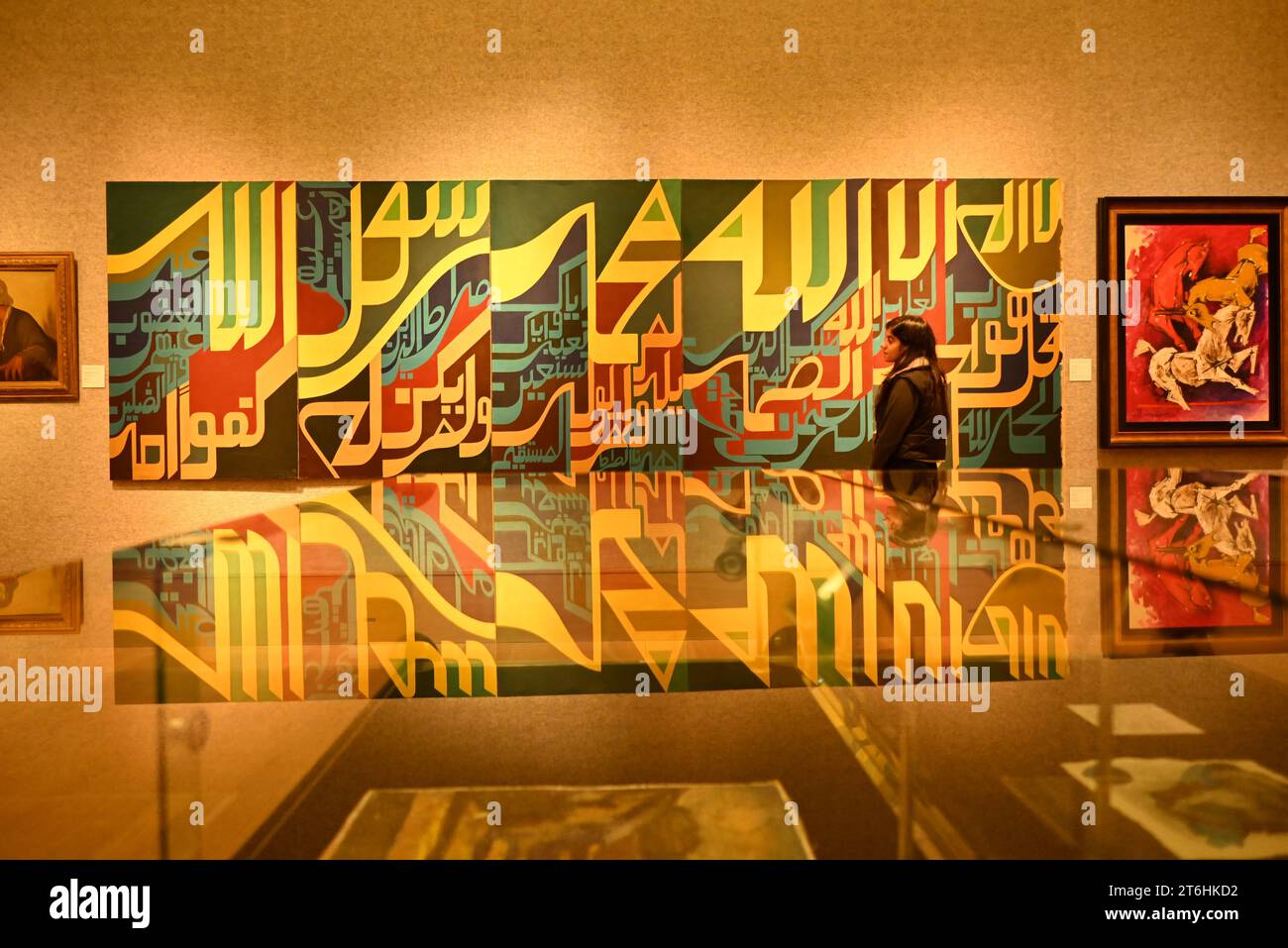 Il punto forte è una magnifica e rarissima mappa mondiale incentrata sulla Mecca islamica, un capolavoro della Persia safavide, che sarà protagonista della vendita di arte islamica e indiana il 14 novembre a Bonhams New Bond Street. La mappa, precedentemente esposta al Museo d'Arte di Harvard, e risalente all'ultimo quarto del XVII secolo, è la più bella e completa mappa del mondo incentrata sulla Mecca di soli tre esempi sopravvissuti (gli altri due sono stati scoperti nel 1989 e nel 1995) ed è il più importante strumento scientifico islamico mai offerto all'asta, con una stima di £ 1.500.000-2.000.000... Foto Stock