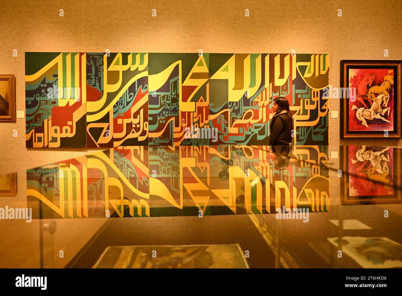 Il punto forte è una magnifica e rarissima mappa mondiale incentrata sulla Mecca islamica, un capolavoro della Persia safavide, che sarà protagonista della vendita di arte islamica e indiana il 14 novembre a Bonhams New Bond Street. La mappa, precedentemente esposta al Museo d'Arte di Harvard, e risalente all'ultimo quarto del XVII secolo, è la più bella e completa mappa del mondo incentrata sulla Mecca di soli tre esempi sopravvissuti (gli altri due sono stati scoperti nel 1989 e nel 1995) ed è il più importante strumento scientifico islamico mai offerto all'asta, con una stima di £ 1.500.000-2.000.000... Foto Stock