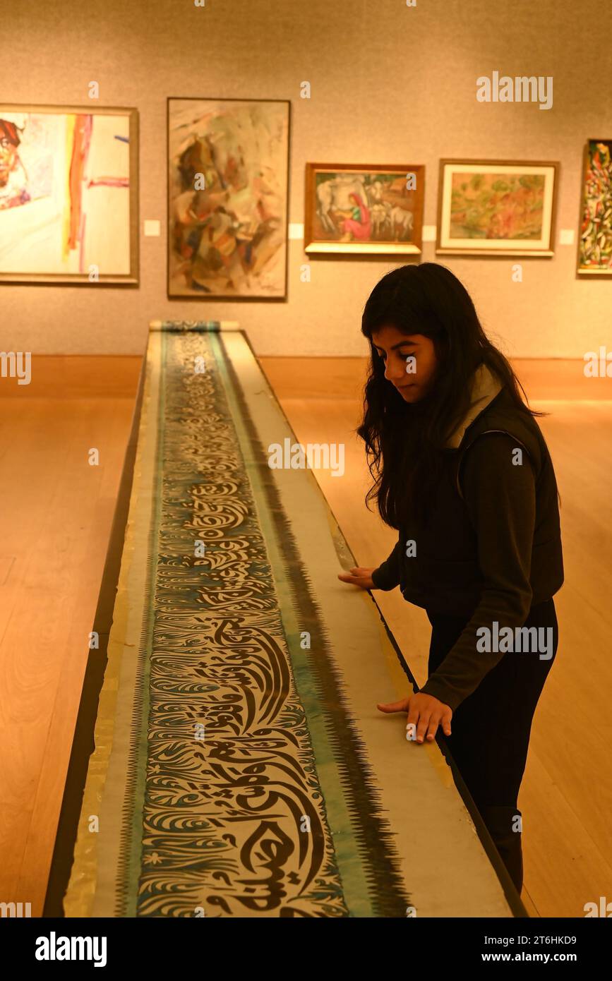 Il punto forte è una magnifica e rarissima mappa mondiale incentrata sulla Mecca islamica, un capolavoro della Persia safavide, che sarà protagonista della vendita di arte islamica e indiana il 14 novembre a Bonhams New Bond Street. La mappa, precedentemente esposta al Museo d'Arte di Harvard, e risalente all'ultimo quarto del XVII secolo, è la più bella e completa mappa del mondo incentrata sulla Mecca di soli tre esempi sopravvissuti (gli altri due sono stati scoperti nel 1989 e nel 1995) ed è il più importante strumento scientifico islamico mai offerto all'asta, con una stima di £ 1.500.000-2.000.000... Foto Stock