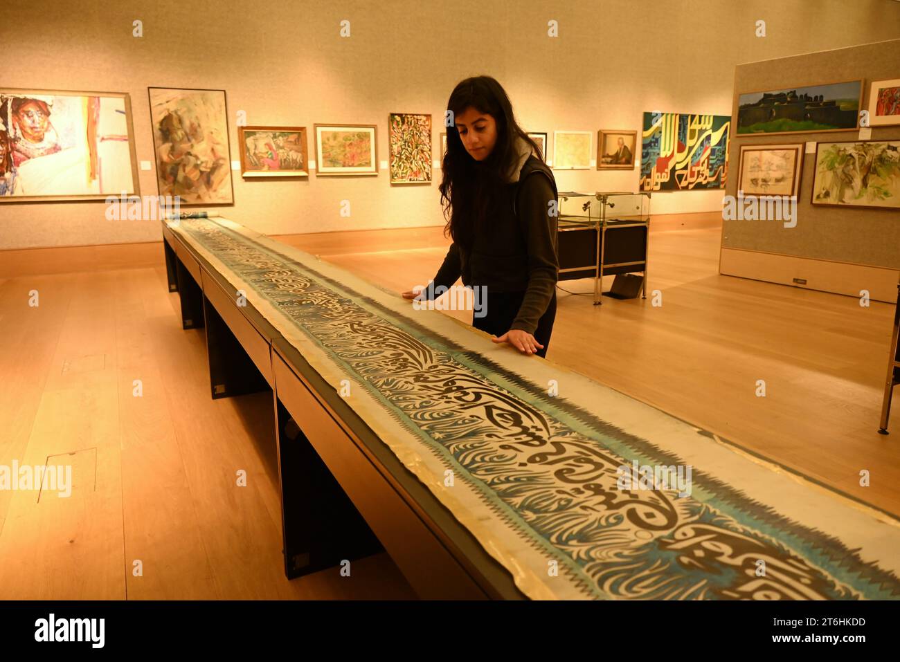 Il punto forte è una magnifica e rarissima mappa mondiale incentrata sulla Mecca islamica, un capolavoro della Persia safavide, che sarà protagonista della vendita di arte islamica e indiana il 14 novembre a Bonhams New Bond Street. La mappa, precedentemente esposta al Museo d'Arte di Harvard, e risalente all'ultimo quarto del XVII secolo, è la più bella e completa mappa del mondo incentrata sulla Mecca di soli tre esempi sopravvissuti (gli altri due sono stati scoperti nel 1989 e nel 1995) ed è il più importante strumento scientifico islamico mai offerto all'asta, con una stima di £ 1.500.000-2.000.000... Foto Stock