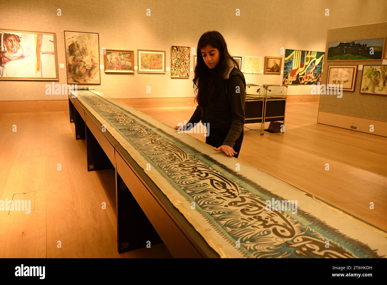 Il punto forte è una magnifica e rarissima mappa mondiale incentrata sulla Mecca islamica, un capolavoro della Persia safavide, che sarà protagonista della vendita di arte islamica e indiana il 14 novembre a Bonhams New Bond Street. La mappa, precedentemente esposta al Museo d'Arte di Harvard, e risalente all'ultimo quarto del XVII secolo, è la più bella e completa mappa del mondo incentrata sulla Mecca di soli tre esempi sopravvissuti (gli altri due sono stati scoperti nel 1989 e nel 1995) ed è il più importante strumento scientifico islamico mai offerto all'asta, con una stima di £ 1.500.000-2.000.000... Foto Stock