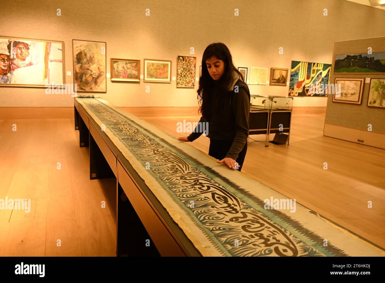 Il punto forte è una magnifica e rarissima mappa mondiale incentrata sulla Mecca islamica, un capolavoro della Persia safavide, che sarà protagonista della vendita di arte islamica e indiana il 14 novembre a Bonhams New Bond Street. La mappa, precedentemente esposta al Museo d'Arte di Harvard, e risalente all'ultimo quarto del XVII secolo, è la più bella e completa mappa del mondo incentrata sulla Mecca di soli tre esempi sopravvissuti (gli altri due sono stati scoperti nel 1989 e nel 1995) ed è il più importante strumento scientifico islamico mai offerto all'asta, con una stima di £ 1.500.000-2.000.000... Foto Stock