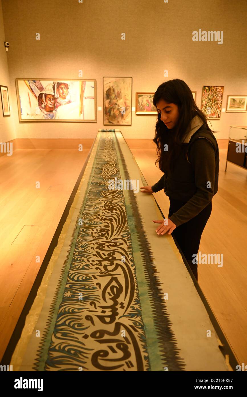 Il punto forte è una magnifica e rarissima mappa mondiale incentrata sulla Mecca islamica, un capolavoro della Persia safavide, che sarà protagonista della vendita di arte islamica e indiana il 14 novembre a Bonhams New Bond Street. La mappa, precedentemente esposta al Museo d'Arte di Harvard, e risalente all'ultimo quarto del XVII secolo, è la più bella e completa mappa del mondo incentrata sulla Mecca di soli tre esempi sopravvissuti (gli altri due sono stati scoperti nel 1989 e nel 1995) ed è il più importante strumento scientifico islamico mai offerto all'asta, con una stima di £ 1.500.000-2.000.000... Foto Stock