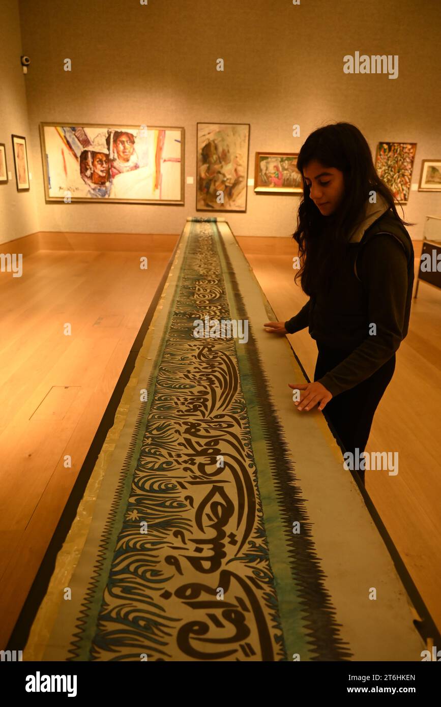 Il punto forte è una magnifica e rarissima mappa mondiale incentrata sulla Mecca islamica, un capolavoro della Persia safavide, che sarà protagonista della vendita di arte islamica e indiana il 14 novembre a Bonhams New Bond Street. La mappa, precedentemente esposta al Museo d'Arte di Harvard, e risalente all'ultimo quarto del XVII secolo, è la più bella e completa mappa del mondo incentrata sulla Mecca di soli tre esempi sopravvissuti (gli altri due sono stati scoperti nel 1989 e nel 1995) ed è il più importante strumento scientifico islamico mai offerto all'asta, con una stima di £ 1.500.000-2.000.000... Foto Stock