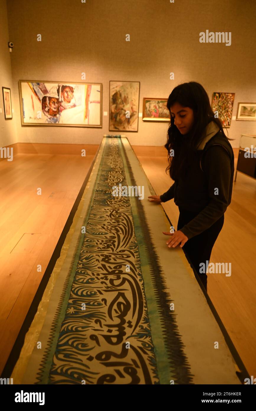 Il punto forte è una magnifica e rarissima mappa mondiale incentrata sulla Mecca islamica, un capolavoro della Persia safavide, che sarà protagonista della vendita di arte islamica e indiana il 14 novembre a Bonhams New Bond Street. La mappa, precedentemente esposta al Museo d'Arte di Harvard, e risalente all'ultimo quarto del XVII secolo, è la più bella e completa mappa del mondo incentrata sulla Mecca di soli tre esempi sopravvissuti (gli altri due sono stati scoperti nel 1989 e nel 1995) ed è il più importante strumento scientifico islamico mai offerto all'asta, con una stima di £ 1.500.000-2.000.000... Foto Stock