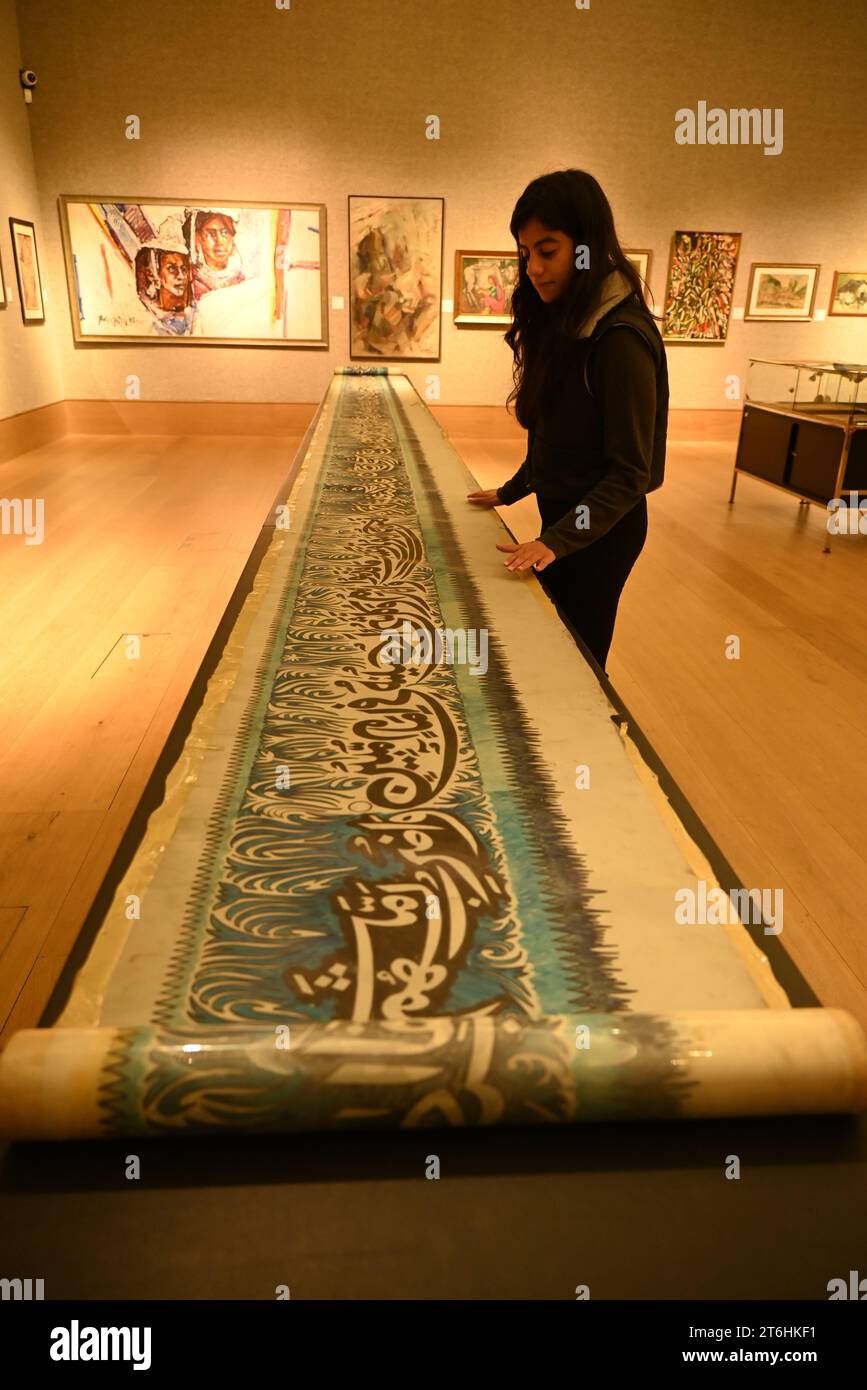 Il punto forte è una magnifica e rarissima mappa mondiale incentrata sulla Mecca islamica, un capolavoro della Persia safavide, che sarà protagonista della vendita di arte islamica e indiana il 14 novembre a Bonhams New Bond Street. La mappa, precedentemente esposta al Museo d'Arte di Harvard, e risalente all'ultimo quarto del XVII secolo, è la più bella e completa mappa del mondo incentrata sulla Mecca di soli tre esempi sopravvissuti (gli altri due sono stati scoperti nel 1989 e nel 1995) ed è il più importante strumento scientifico islamico mai offerto all'asta, con una stima di £ 1.500.000-2.000.000... Foto Stock