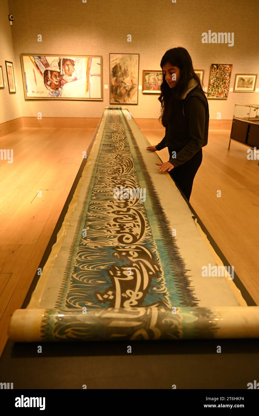 Il punto forte è una magnifica e rarissima mappa mondiale incentrata sulla Mecca islamica, un capolavoro della Persia safavide, che sarà protagonista della vendita di arte islamica e indiana il 14 novembre a Bonhams New Bond Street. La mappa, precedentemente esposta al Museo d'Arte di Harvard, e risalente all'ultimo quarto del XVII secolo, è la più bella e completa mappa del mondo incentrata sulla Mecca di soli tre esempi sopravvissuti (gli altri due sono stati scoperti nel 1989 e nel 1995) ed è il più importante strumento scientifico islamico mai offerto all'asta, con una stima di £ 1.500.000-2.000.000... Foto Stock