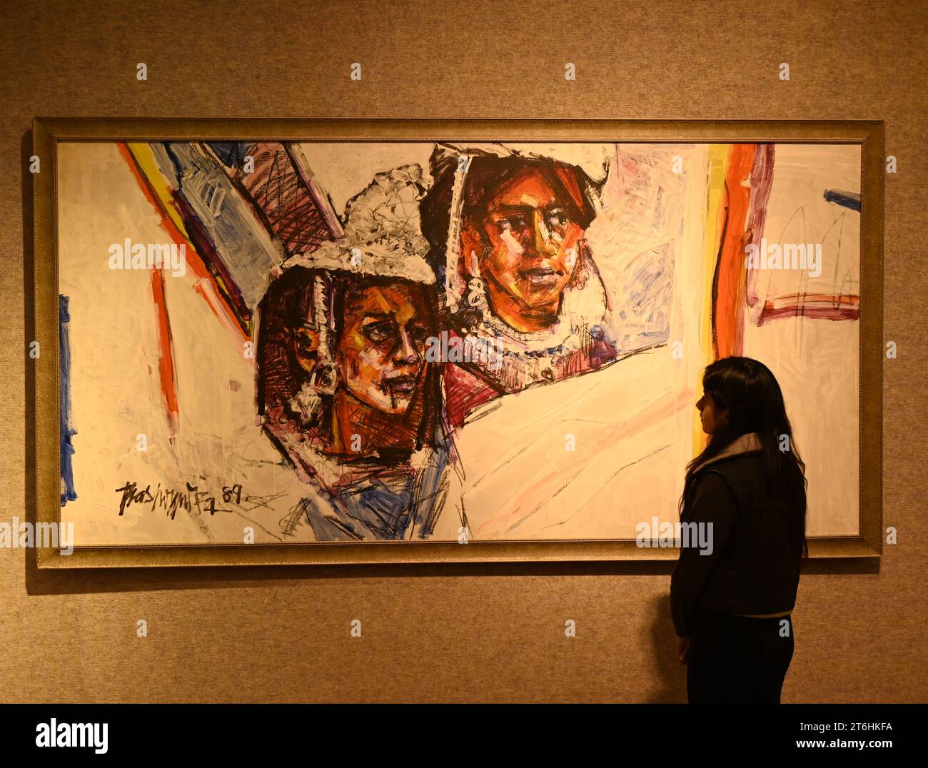 Il punto forte è una magnifica e rarissima mappa mondiale incentrata sulla Mecca islamica, un capolavoro della Persia safavide, che sarà protagonista della vendita di arte islamica e indiana il 14 novembre a Bonhams New Bond Street. La mappa, precedentemente esposta al Museo d'Arte di Harvard, e risalente all'ultimo quarto del XVII secolo, è la più bella e completa mappa del mondo incentrata sulla Mecca di soli tre esempi sopravvissuti (gli altri due sono stati scoperti nel 1989 e nel 1995) ed è il più importante strumento scientifico islamico mai offerto all'asta, con una stima di £ 1.500.000-2.000.000... Foto Stock