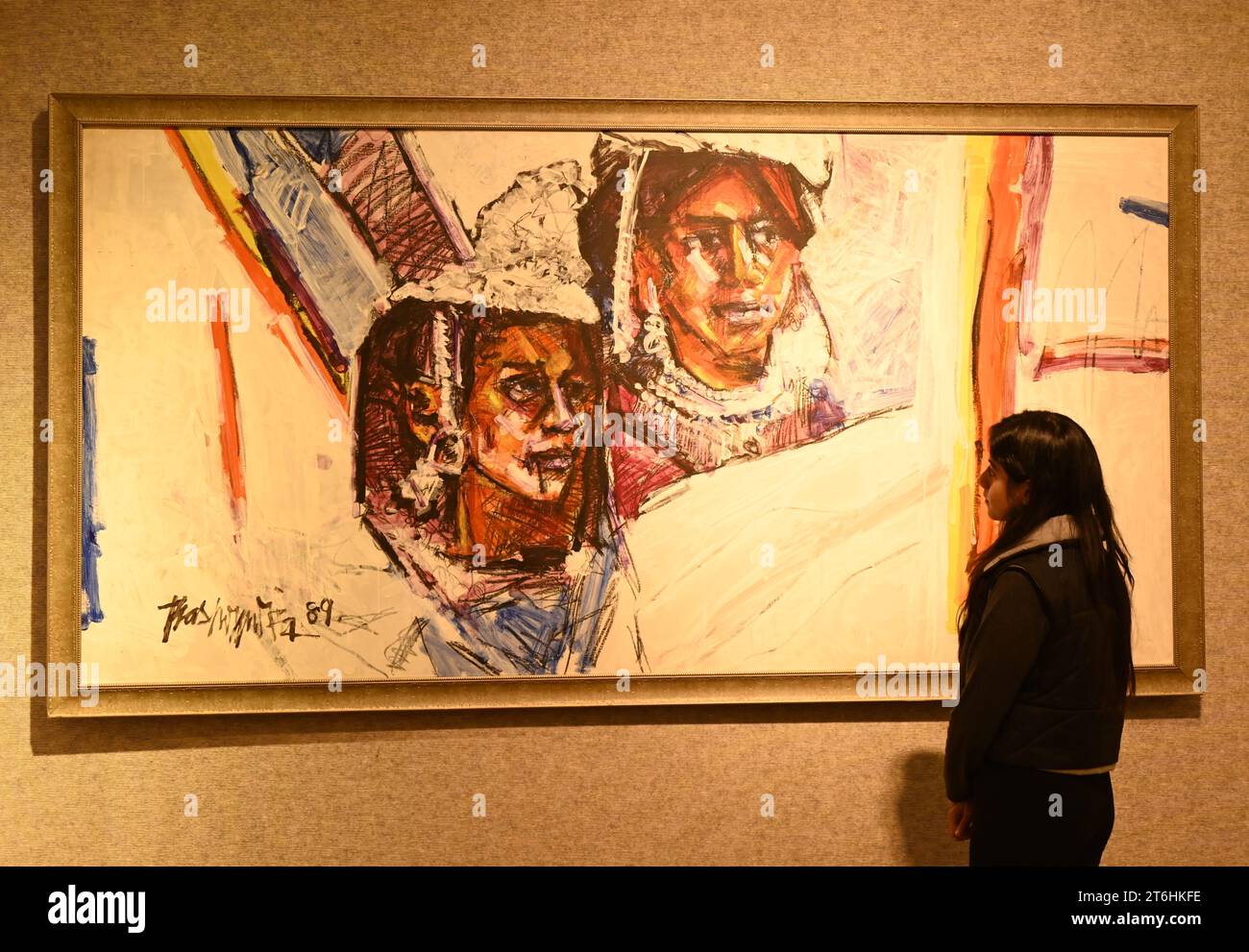 Il punto forte è una magnifica e rarissima mappa mondiale incentrata sulla Mecca islamica, un capolavoro della Persia safavide, che sarà protagonista della vendita di arte islamica e indiana il 14 novembre a Bonhams New Bond Street. La mappa, precedentemente esposta al Museo d'Arte di Harvard, e risalente all'ultimo quarto del XVII secolo, è la più bella e completa mappa del mondo incentrata sulla Mecca di soli tre esempi sopravvissuti (gli altri due sono stati scoperti nel 1989 e nel 1995) ed è il più importante strumento scientifico islamico mai offerto all'asta, con una stima di £ 1.500.000-2.000.000... Foto Stock