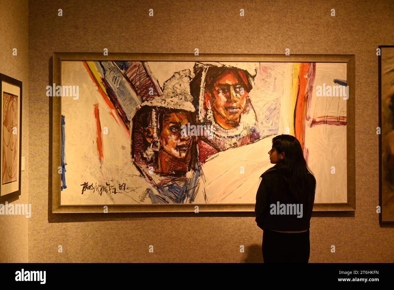 Il punto forte è una magnifica e rarissima mappa mondiale incentrata sulla Mecca islamica, un capolavoro della Persia safavide, che sarà protagonista della vendita di arte islamica e indiana il 14 novembre a Bonhams New Bond Street. La mappa, precedentemente esposta al Museo d'Arte di Harvard, e risalente all'ultimo quarto del XVII secolo, è la più bella e completa mappa del mondo incentrata sulla Mecca di soli tre esempi sopravvissuti (gli altri due sono stati scoperti nel 1989 e nel 1995) ed è il più importante strumento scientifico islamico mai offerto all'asta, con una stima di £ 1.500.000-2.000.000... Foto Stock