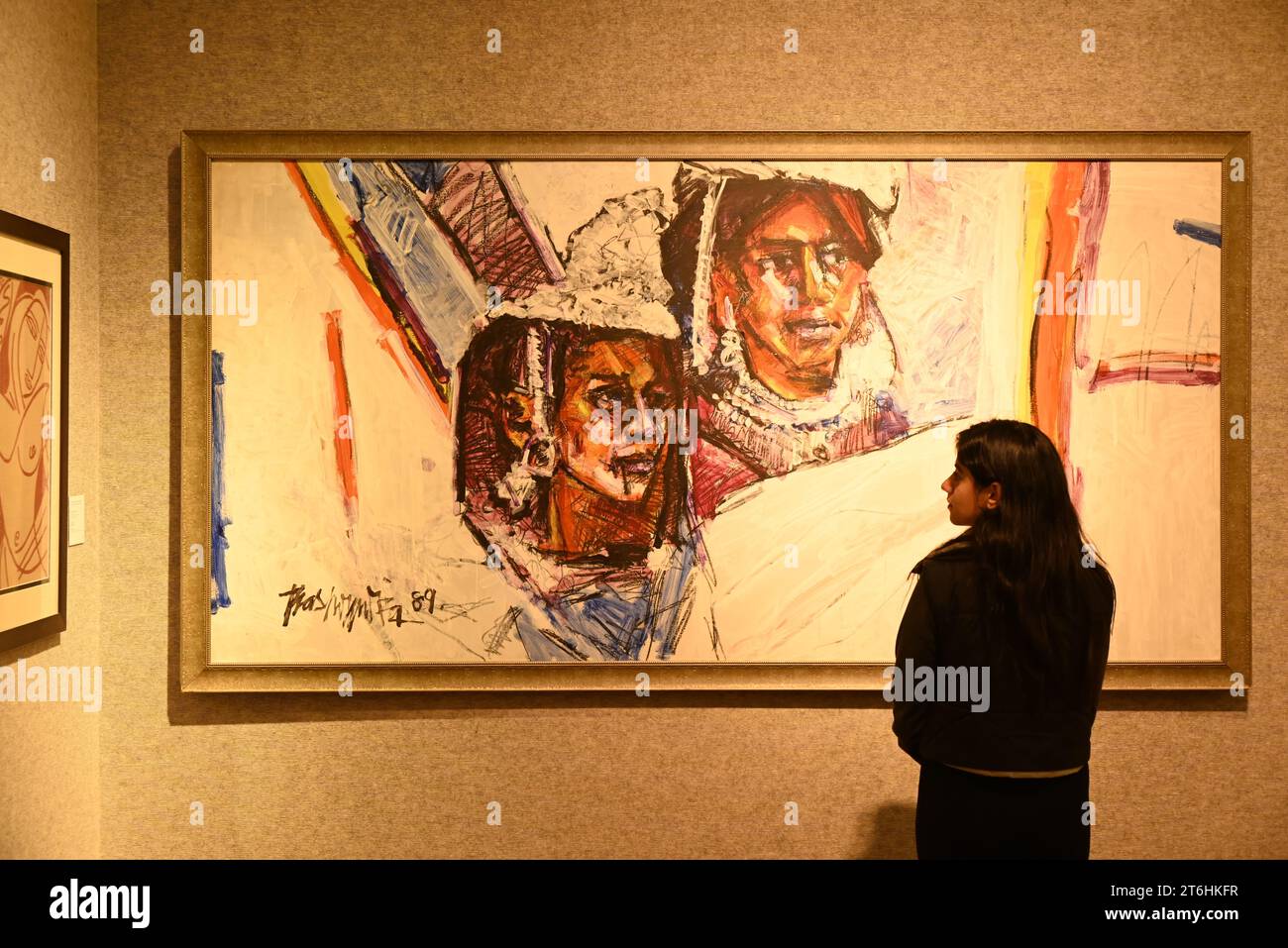 Il punto forte è una magnifica e rarissima mappa mondiale incentrata sulla Mecca islamica, un capolavoro della Persia safavide, che sarà protagonista della vendita di arte islamica e indiana il 14 novembre a Bonhams New Bond Street. La mappa, precedentemente esposta al Museo d'Arte di Harvard, e risalente all'ultimo quarto del XVII secolo, è la più bella e completa mappa del mondo incentrata sulla Mecca di soli tre esempi sopravvissuti (gli altri due sono stati scoperti nel 1989 e nel 1995) ed è il più importante strumento scientifico islamico mai offerto all'asta, con una stima di £ 1.500.000-2.000.000... Foto Stock