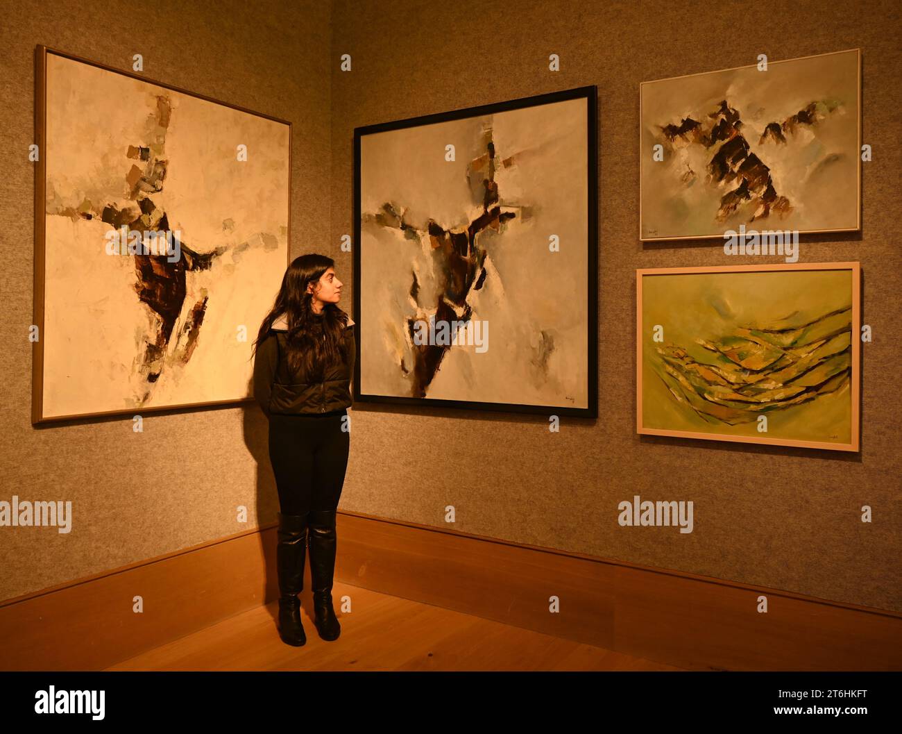 Il punto forte è una magnifica e rarissima mappa mondiale incentrata sulla Mecca islamica, un capolavoro della Persia safavide, che sarà protagonista della vendita di arte islamica e indiana il 14 novembre a Bonhams New Bond Street. La mappa, precedentemente esposta al Museo d'Arte di Harvard, e risalente all'ultimo quarto del XVII secolo, è la più bella e completa mappa del mondo incentrata sulla Mecca di soli tre esempi sopravvissuti (gli altri due sono stati scoperti nel 1989 e nel 1995) ed è il più importante strumento scientifico islamico mai offerto all'asta, con una stima di £ 1.500.000-2.000.000... Foto Stock