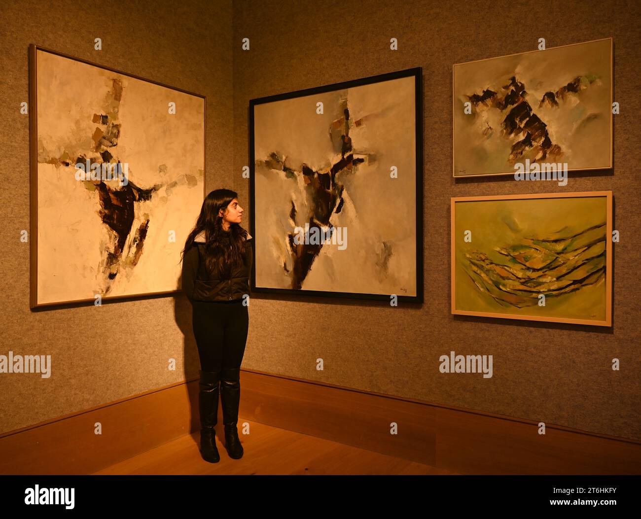 Il punto forte è una magnifica e rarissima mappa mondiale incentrata sulla Mecca islamica, un capolavoro della Persia safavide, che sarà protagonista della vendita di arte islamica e indiana il 14 novembre a Bonhams New Bond Street. La mappa, precedentemente esposta al Museo d'Arte di Harvard, e risalente all'ultimo quarto del XVII secolo, è la più bella e completa mappa del mondo incentrata sulla Mecca di soli tre esempi sopravvissuti (gli altri due sono stati scoperti nel 1989 e nel 1995) ed è il più importante strumento scientifico islamico mai offerto all'asta, con una stima di £ 1.500.000-2.000.000... Foto Stock