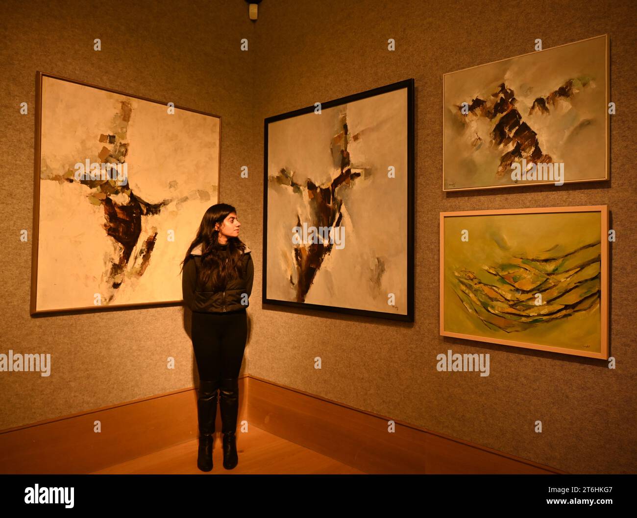 Il punto forte è una magnifica e rarissima mappa mondiale incentrata sulla Mecca islamica, un capolavoro della Persia safavide, che sarà protagonista della vendita di arte islamica e indiana il 14 novembre a Bonhams New Bond Street. La mappa, precedentemente esposta al Museo d'Arte di Harvard, e risalente all'ultimo quarto del XVII secolo, è la più bella e completa mappa del mondo incentrata sulla Mecca di soli tre esempi sopravvissuti (gli altri due sono stati scoperti nel 1989 e nel 1995) ed è il più importante strumento scientifico islamico mai offerto all'asta, con una stima di £ 1.500.000-2.000.000... Foto Stock