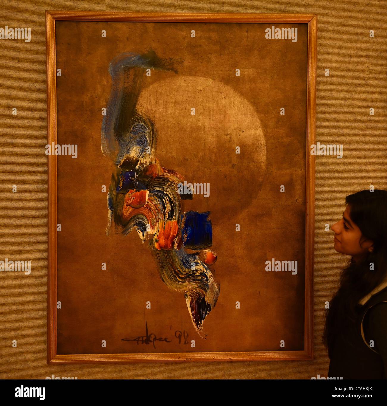 Il punto forte è una magnifica e rarissima mappa mondiale incentrata sulla Mecca islamica, un capolavoro della Persia safavide, che sarà protagonista della vendita di arte islamica e indiana il 14 novembre a Bonhams New Bond Street. La mappa, precedentemente esposta al Museo d'Arte di Harvard, e risalente all'ultimo quarto del XVII secolo, è la più bella e completa mappa del mondo incentrata sulla Mecca di soli tre esempi sopravvissuti (gli altri due sono stati scoperti nel 1989 e nel 1995) ed è il più importante strumento scientifico islamico mai offerto all'asta, con una stima di £ 1.500.000-2.000.000... Foto Stock