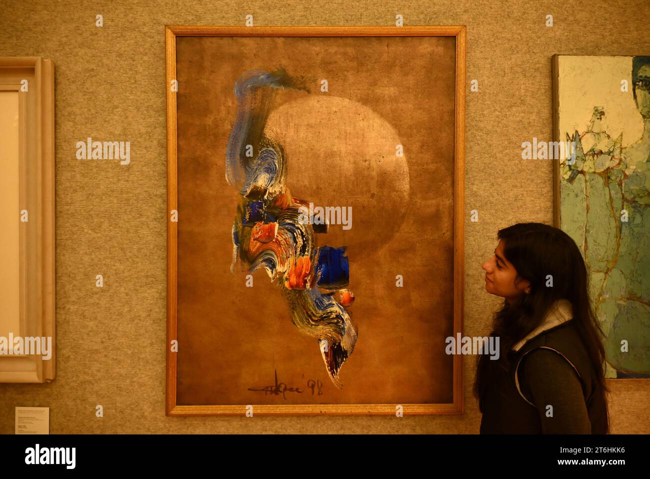 Il punto forte è una magnifica e rarissima mappa mondiale incentrata sulla Mecca islamica, un capolavoro della Persia safavide, che sarà protagonista della vendita di arte islamica e indiana il 14 novembre a Bonhams New Bond Street. La mappa, precedentemente esposta al Museo d'Arte di Harvard, e risalente all'ultimo quarto del XVII secolo, è la più bella e completa mappa del mondo incentrata sulla Mecca di soli tre esempi sopravvissuti (gli altri due sono stati scoperti nel 1989 e nel 1995) ed è il più importante strumento scientifico islamico mai offerto all'asta, con una stima di £ 1.500.000-2.000.000... Foto Stock