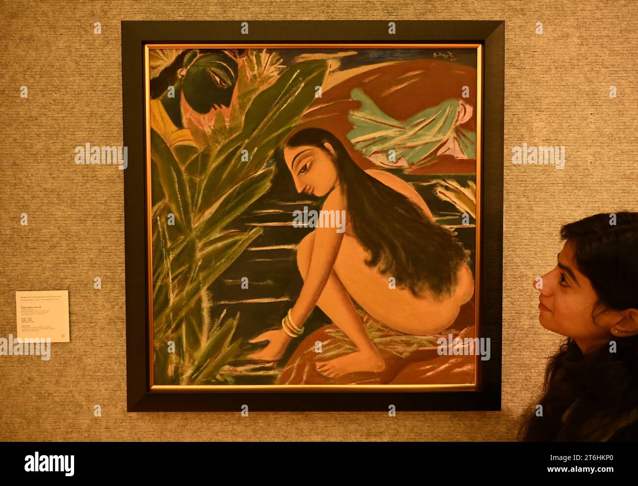 Il punto forte è una magnifica e rarissima mappa mondiale incentrata sulla Mecca islamica, un capolavoro della Persia safavide, che sarà protagonista della vendita di arte islamica e indiana il 14 novembre a Bonhams New Bond Street. La mappa, precedentemente esposta al Museo d'Arte di Harvard, e risalente all'ultimo quarto del XVII secolo, è la più bella e completa mappa del mondo incentrata sulla Mecca di soli tre esempi sopravvissuti (gli altri due sono stati scoperti nel 1989 e nel 1995) ed è il più importante strumento scientifico islamico mai offerto all'asta, con una stima di £ 1.500.000-2.000.000... Foto Stock