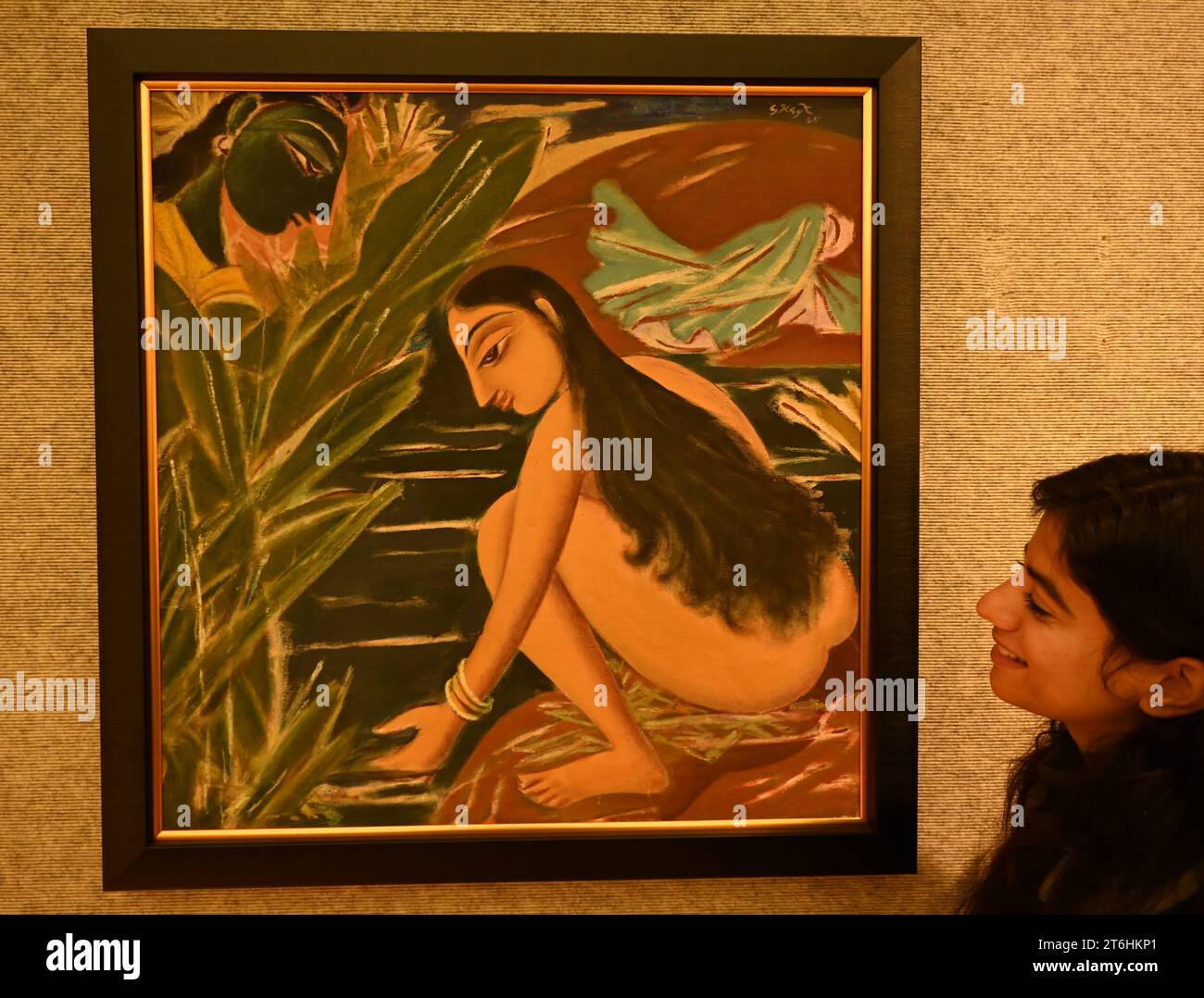 Il punto forte è una magnifica e rarissima mappa mondiale incentrata sulla Mecca islamica, un capolavoro della Persia safavide, che sarà protagonista della vendita di arte islamica e indiana il 14 novembre a Bonhams New Bond Street. La mappa, precedentemente esposta al Museo d'Arte di Harvard, e risalente all'ultimo quarto del XVII secolo, è la più bella e completa mappa del mondo incentrata sulla Mecca di soli tre esempi sopravvissuti (gli altri due sono stati scoperti nel 1989 e nel 1995) ed è il più importante strumento scientifico islamico mai offerto all'asta, con una stima di £ 1.500.000-2.000.000... Foto Stock