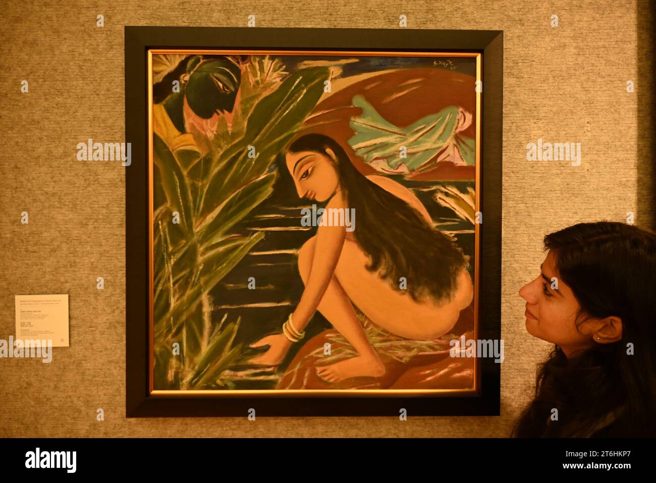 Il punto forte è una magnifica e rarissima mappa mondiale incentrata sulla Mecca islamica, un capolavoro della Persia safavide, che sarà protagonista della vendita di arte islamica e indiana il 14 novembre a Bonhams New Bond Street. La mappa, precedentemente esposta al Museo d'Arte di Harvard, e risalente all'ultimo quarto del XVII secolo, è la più bella e completa mappa del mondo incentrata sulla Mecca di soli tre esempi sopravvissuti (gli altri due sono stati scoperti nel 1989 e nel 1995) ed è il più importante strumento scientifico islamico mai offerto all'asta, con una stima di £ 1.500.000-2.000.000... Foto Stock