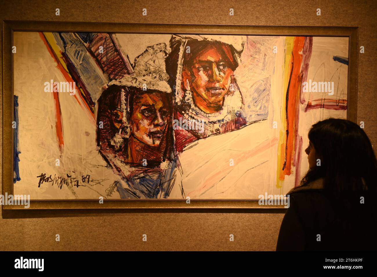 Il punto forte è una magnifica e rarissima mappa mondiale incentrata sulla Mecca islamica, un capolavoro della Persia safavide, che sarà protagonista della vendita di arte islamica e indiana il 14 novembre a Bonhams New Bond Street. La mappa, precedentemente esposta al Museo d'Arte di Harvard, e risalente all'ultimo quarto del XVII secolo, è la più bella e completa mappa del mondo incentrata sulla Mecca di soli tre esempi sopravvissuti (gli altri due sono stati scoperti nel 1989 e nel 1995) ed è il più importante strumento scientifico islamico mai offerto all'asta, con una stima di £ 1.500.000-2.000.000... Foto Stock