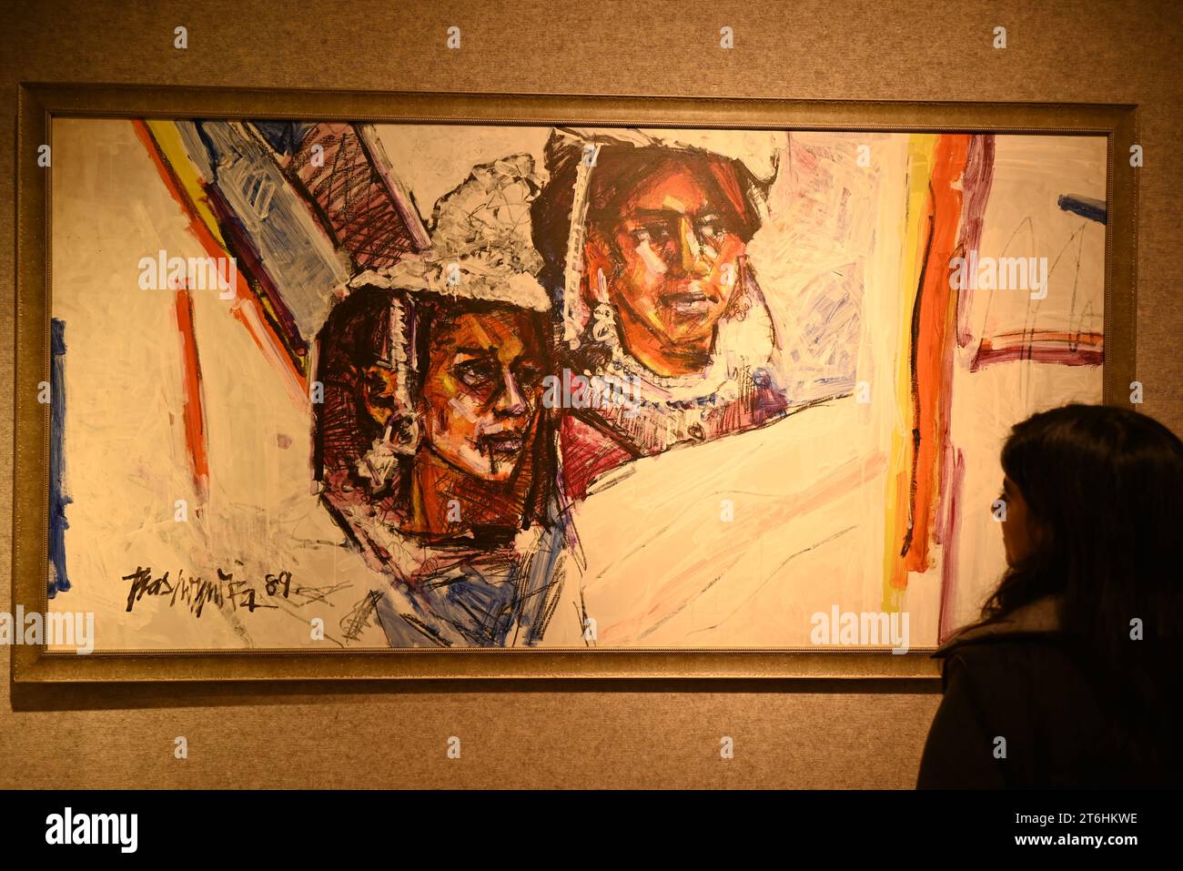 Il punto forte è una magnifica e rarissima mappa mondiale incentrata sulla Mecca islamica, un capolavoro della Persia safavide, che sarà protagonista della vendita di arte islamica e indiana il 14 novembre a Bonhams New Bond Street. La mappa, precedentemente esposta al Museo d'Arte di Harvard, e risalente all'ultimo quarto del XVII secolo, è la più bella e completa mappa del mondo incentrata sulla Mecca di soli tre esempi sopravvissuti (gli altri due sono stati scoperti nel 1989 e nel 1995) ed è il più importante strumento scientifico islamico mai offerto all'asta, con una stima di £ 1.500.000-2.000.000... Foto Stock